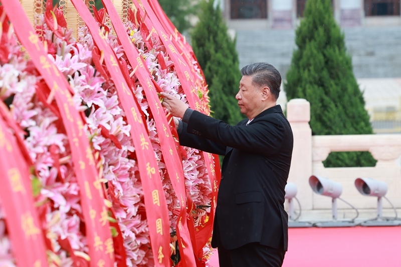 習近平等黨和國家領(lǐng)導(dǎo)人出席烈士紀念日向人民英雄敬獻花籃儀式